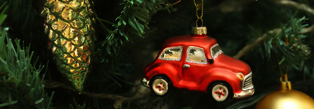 red car christmas ornimante